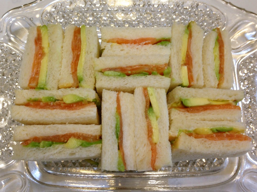 アボカドとサーモンのサンドイッチの画像