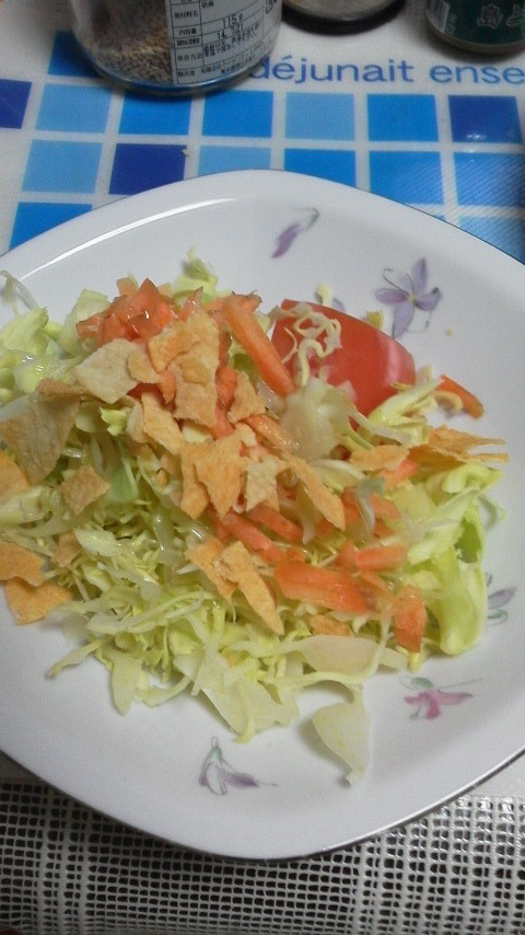 野菜サラダにポテチを砕いてかけてみましたの画像