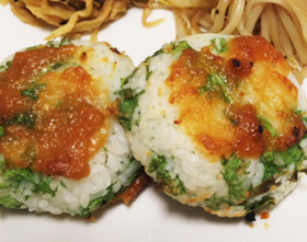 【夜食にも！】わさび菜の味噌焼きおにぎり