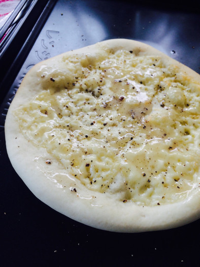 【超簡単】チーズと胡椒とはちみつのピザの写真