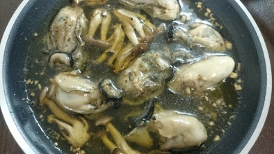 牡蠣のアヒージョ バジルオイル風味の写真