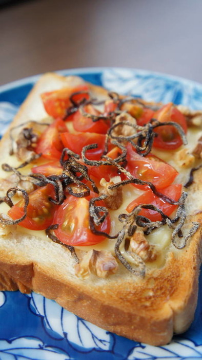 プチトマト・塩昆布・くるみのトーストの写真