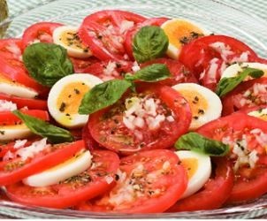トマトとゆで卵のバジル風味サラダの画像