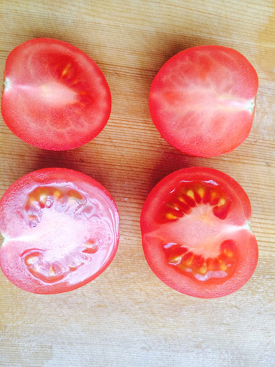 料理で使い分ける・ミニトマトの切り方の写真