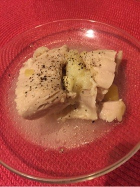 蒸し鶏が風味豊かに！鶏胸の塩レモンバターの画像