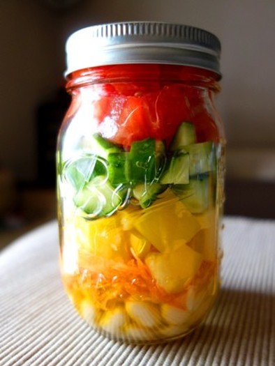 豆と野菜のメイソンジャーサラダの写真