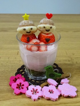 ひな祭りに!お雛様が乗ったいちごムース