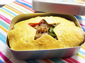具だくさんのオムそば弁当♡