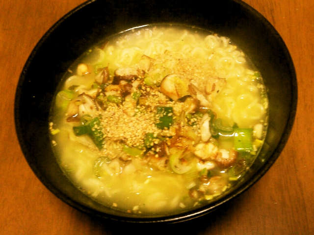 お腹減るしー ヘルシー葱 椎茸塩ラー レシピ 作り方 By ぐぐねこ
