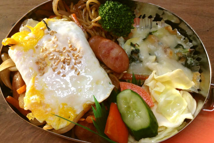 チーズ半月卵乗せ焼きそば弁当 レシピ 作り方 By Ikunana クックパッド 簡単おいしいみんなのレシピが360万品