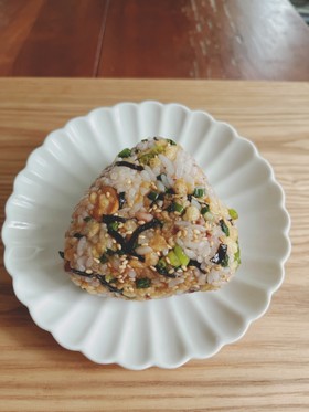 天かすと塩こんぶのおにぎり。お弁当にも