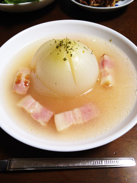 新玉ねぎの丸ごとコンソメ煮