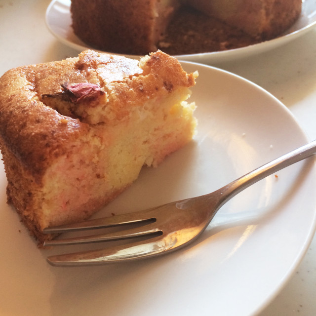 グルテンフリーの桜アーモンドケーキの画像