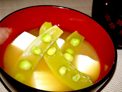 旬★【スナップえんどうと豆腐の味噌汁】の写真