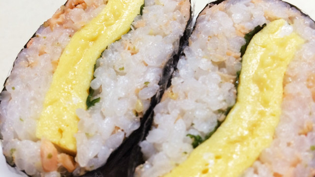 半切海苔でおにぎらず 卵焼きに鮭と明太子 レシピ 作り方 By はんちくたい クックパッド 簡単おいしいみんなのレシピが350万品