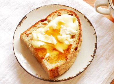 カマンベールチーズとハチミツサンドの写真