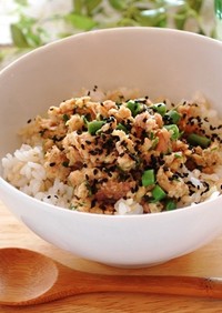 ツナと卵のピリ辛そぼろ丼