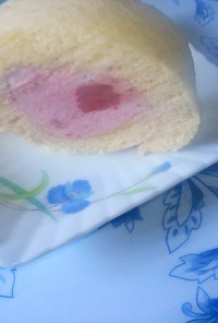 苺のババロアロールケーキ