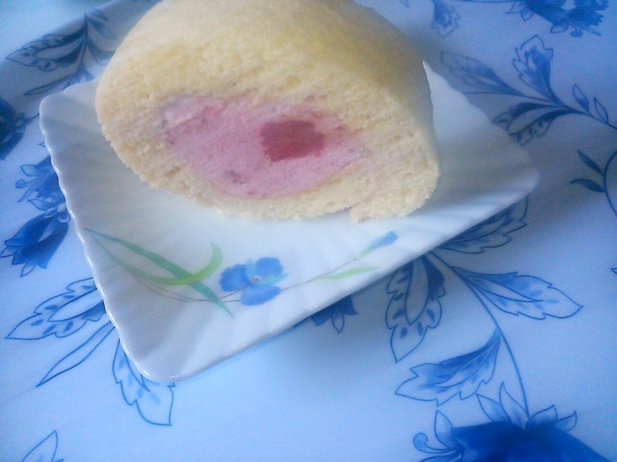 苺のババロアロールケーキの画像