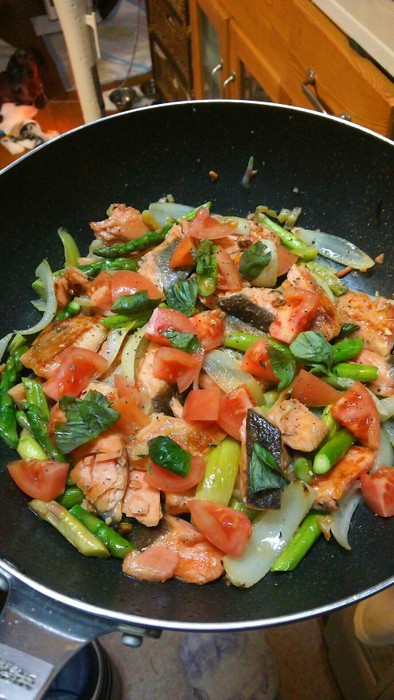 鮭と野菜のオシャレなイタリアン炒めの写真