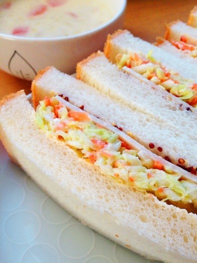 春キャベツ！コールスローのサンドイッチの写真