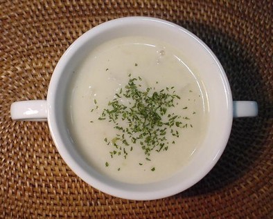カブとサトイモの白いスープの写真
