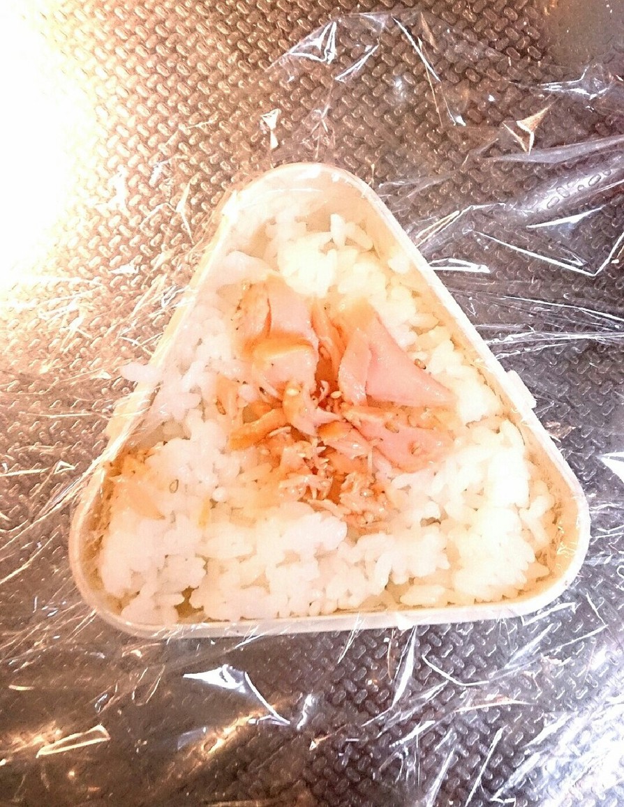焼き鮭と胡麻油のおにぎり(お握りの具)の画像