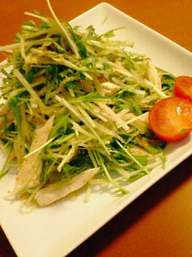鶏と水菜と千切り大根のサラダの写真