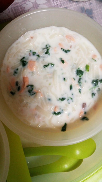 離乳食中期☆鮭とチンゲン菜のミルクうどんの写真