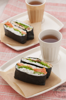 バター好きの♪鮭やおかかのおにぎらず