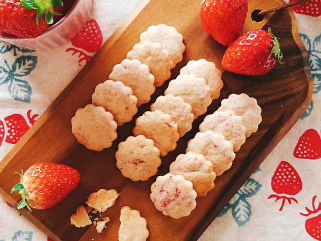 一番簡単 いちごクッキー レシピ 作り方 By ゆぅゅぅ クックパッド 簡単おいしいみんなのレシピが366万品