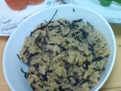 玄米でひじき飯の写真