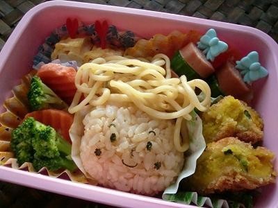 簡単★お顔の焼きそばデコ弁当の画像