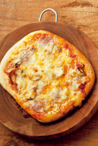Wチーズとサラミのシンプルピザ