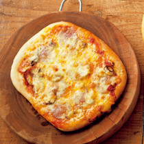 Wチーズとサラミのシンプルピザ