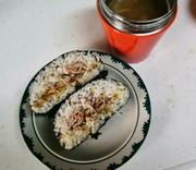 残り物活用!塩焼そばdeおにぎらず弁当の写真