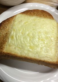 ライ麦粉入りの食パンのチーズトースト