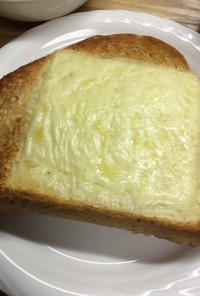 ライ麦粉入りの食パンのチーズトースト