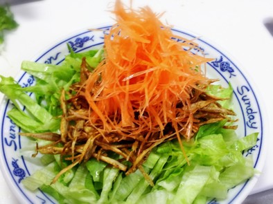 シンプル！レタスとごぼうのサラダの写真