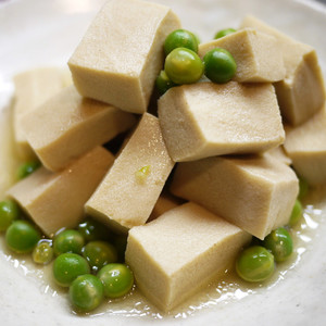 高野豆腐とえんどう豆の炊いたん