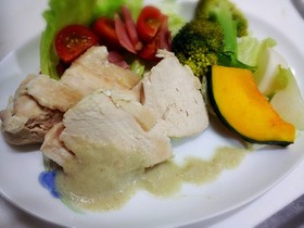 やわらか蒸し鶏、土香るごぼうソースがけ