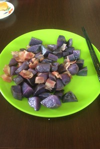 紫芋とベーコンの炒め物
