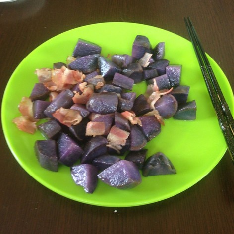 紫芋とベーコンの炒め物