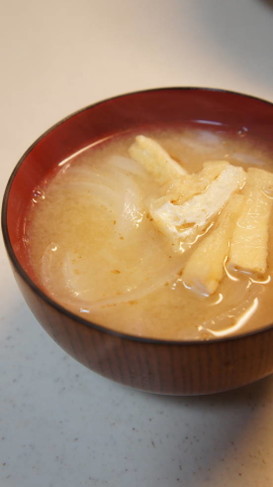 新玉ネギと油揚げの味噌汁