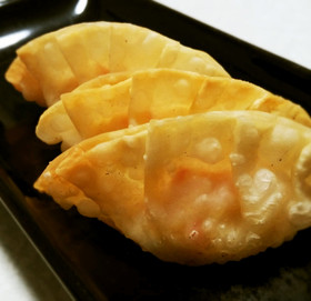 余った餃子の皮で☆カニカマ揚げ餃子