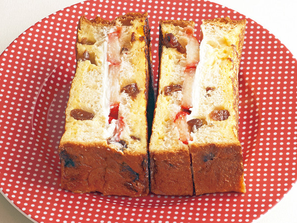 クリームチーズといちごサンドのフレンチトースト