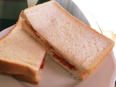 やみつきポテトチップスサンドイッチの写真