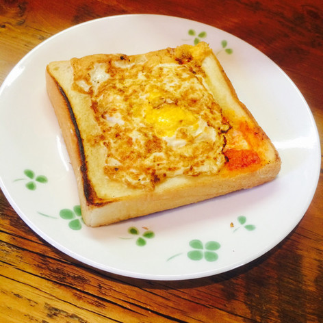 簡単♩チーズと半熟卵のピザ風トースト