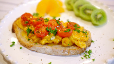 スクランブルエッグトマトオープントーストの写真