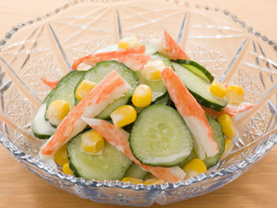 【簡単朝食】胡瓜とカニカマとコーンサラダの写真